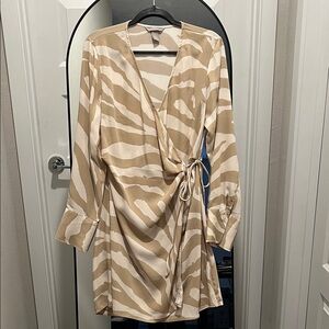 H&M Beige and White Patterned Top